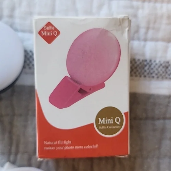 Free With Purchase Selfie Clip On Light - Picture 4 of 7